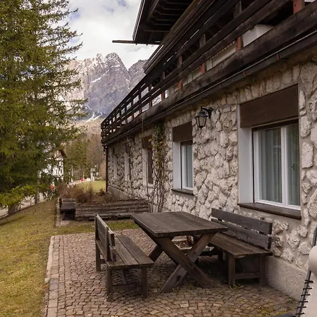 アパート Casa Bucaneve, Con Terrazza Panoramica Sulle Dolomiti コルティーナ・ダンペッツォ